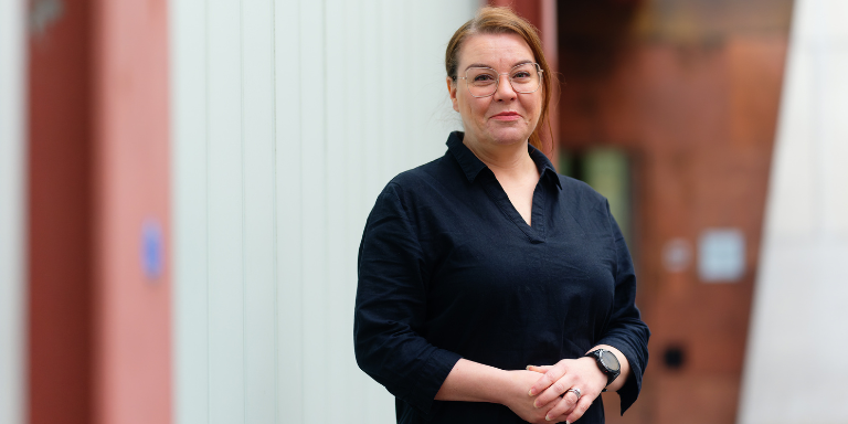 Kaksi naista istuu pöydän ääressä. 