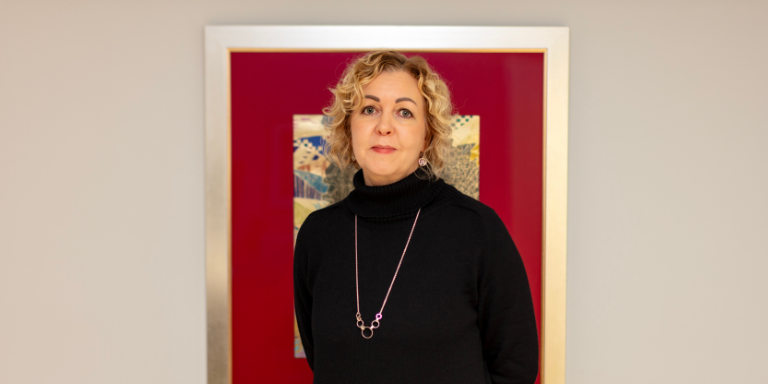 Nainen punaisen taulun edessä