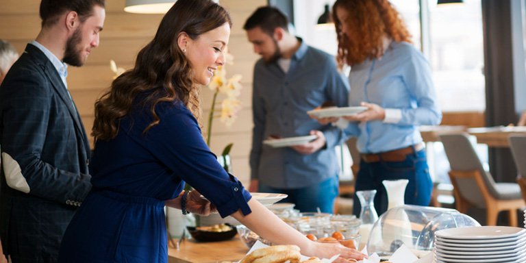 Ihmisiä lounasbuffetin äärellä